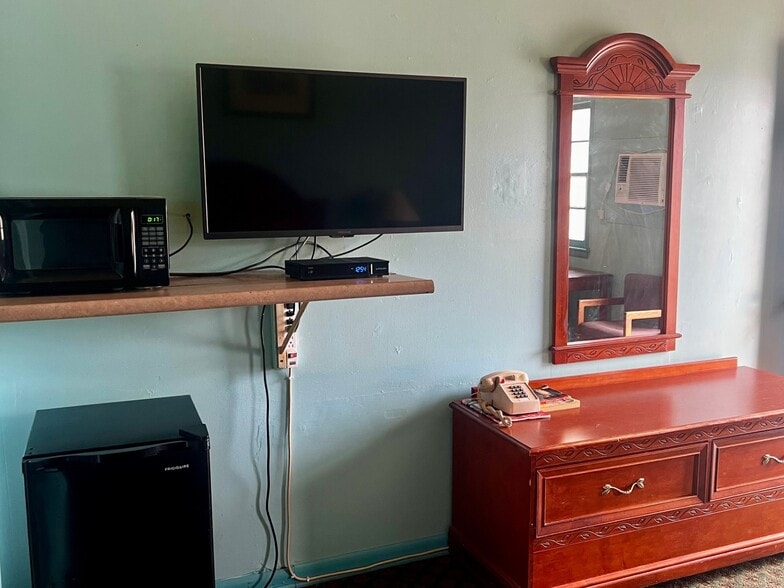 More Photos Of 1717 Cornhusker Hwy, Lincoln Hotel For Sale