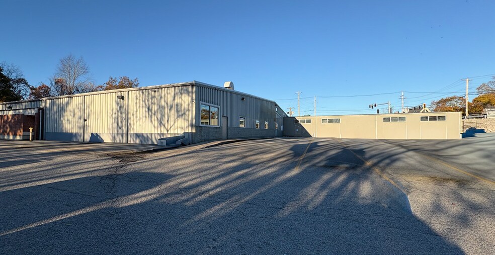 More Photos Of 944 Middle St, Weymouth Flex For Lease