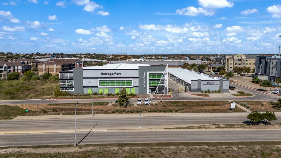 More Photos Of 8114 City Base Landing, San Antonio Unknown For Lease