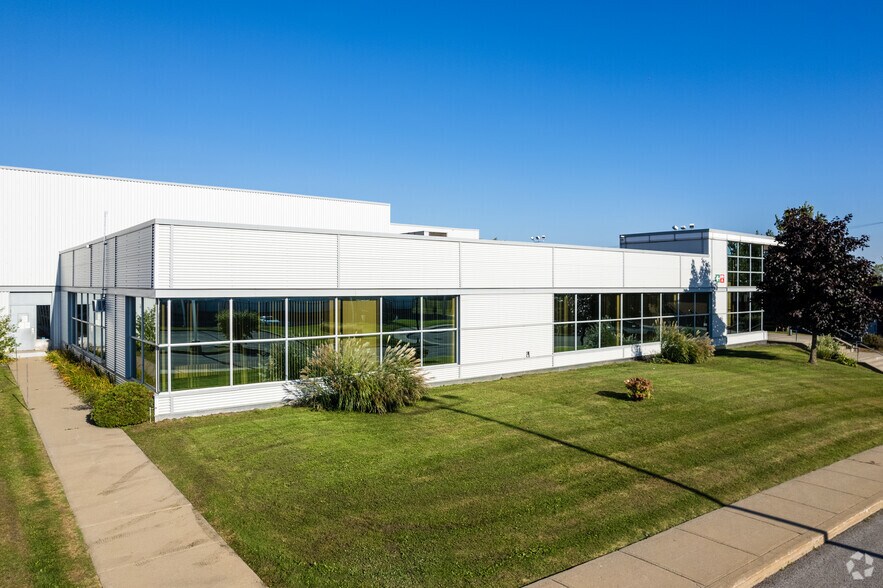 More Photos Of 2125 Rue Lily-Simon, Montréal Warehouse For Lease