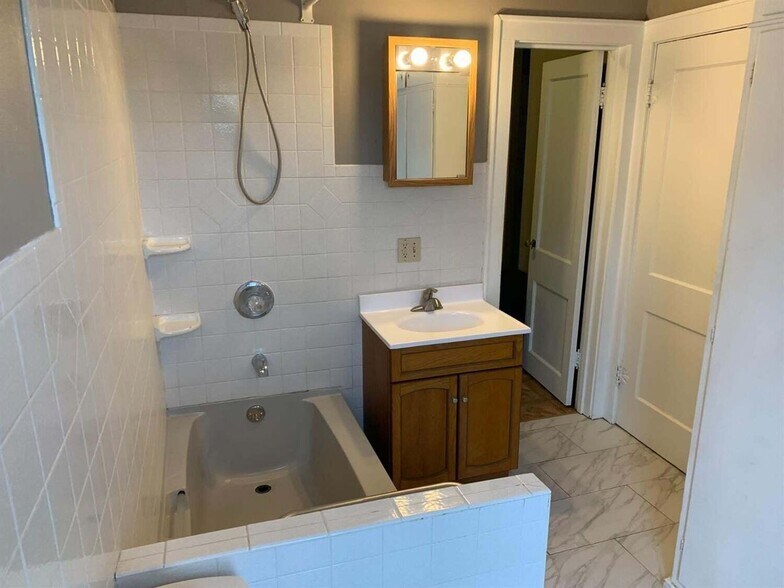 More Photos Of 16 Jefferson St, Valparaiso Storefront Retail Residential For Sale