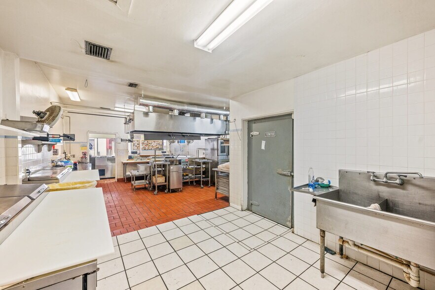 More Photos Of 6512-6514 Norwood Ave, Jacksonville Restaurant For Sale