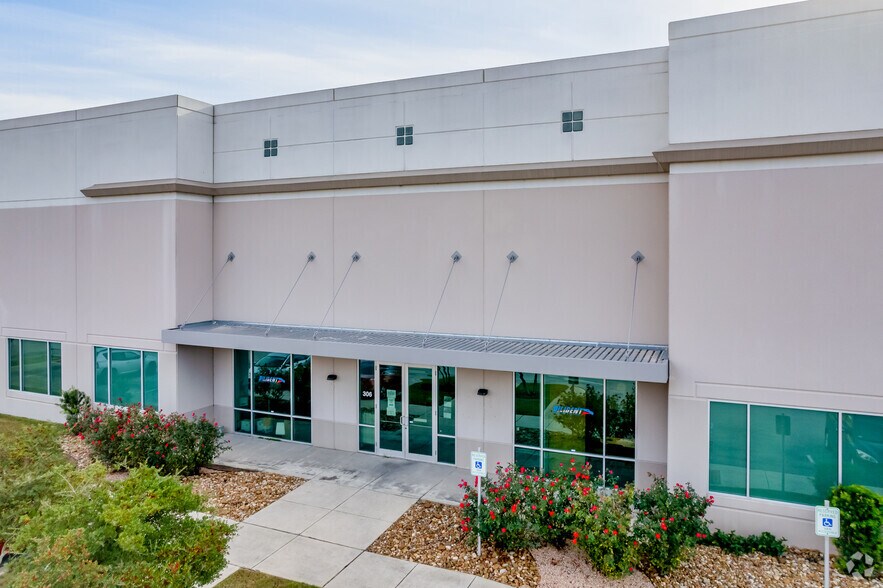 More Photos Of 2301 E Saint Elmo Rd, Austin Unknown For Lease