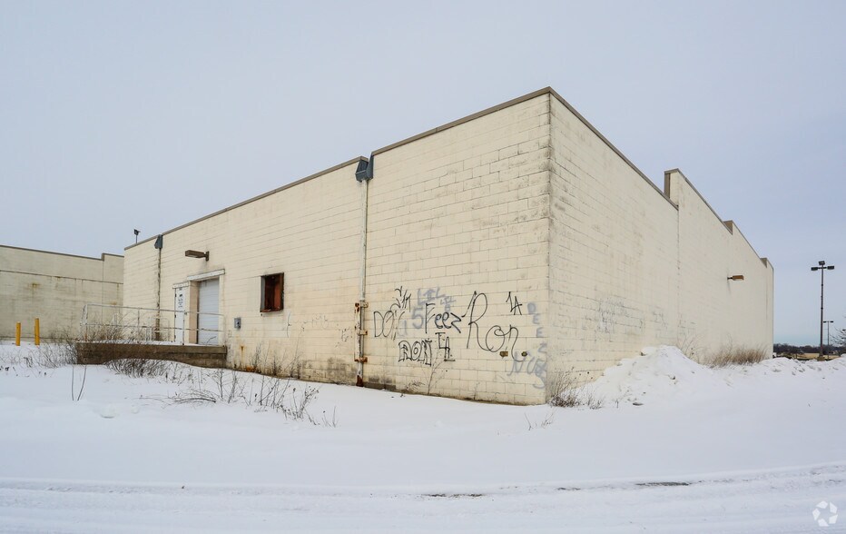 More Photos Of 8603 W Brown Deer Rd, Milwaukee Storefront For Lease