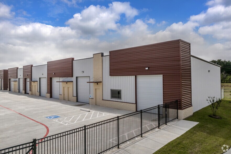 More Photos Of 8028 Dowdell Rd, Tomball Unknown For Lease