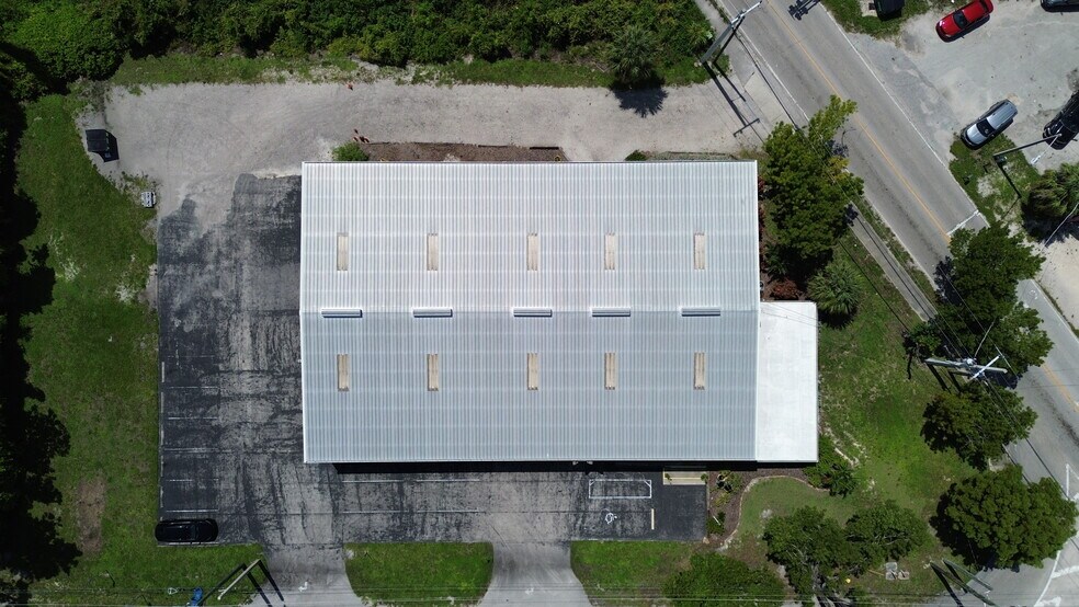 More Photos Of 1585 Seaboard St, Fort Myers Warehouse For Lease