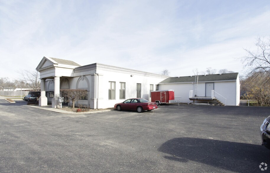 More Photos Of 201 209 E Park St, Mundelein Office For Lease