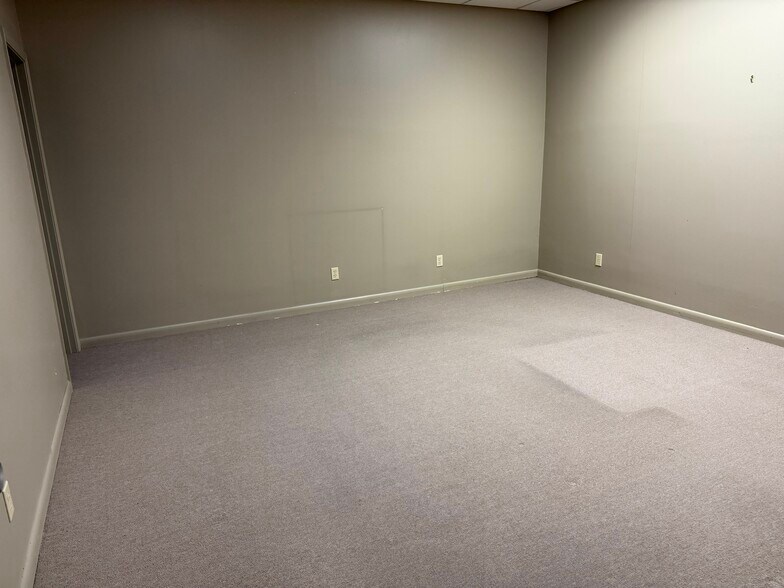 More Photos Of 4150 E 43rd St, North Little Rock Flex For Lease