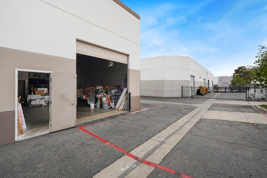 More Photos Of 1301 Foothill Blvd, Azusa Warehouse For Lease