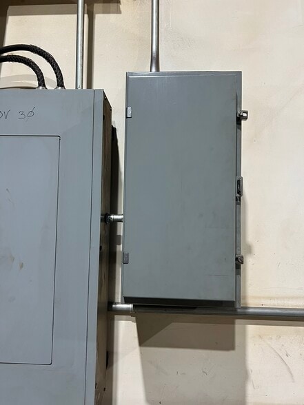 More Photos Of 33549 E Royalton Rd, Columbia Station Light Manufacturing For Sale