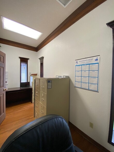 More Photos Of 4950 Washington Blvd, Beaumont Light Manufacturing For Sale