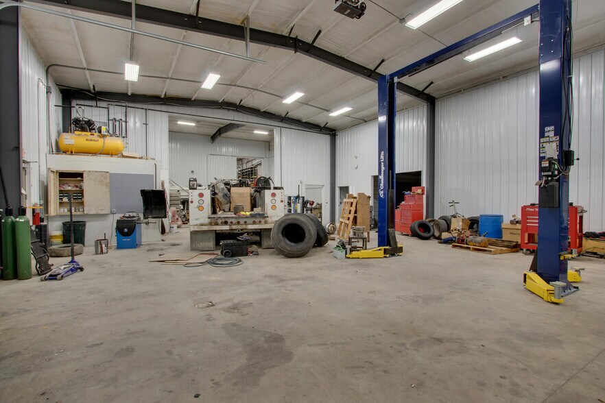 More Photos Of 25137 Outer Road 27, Wayland Auto Repair For Lease