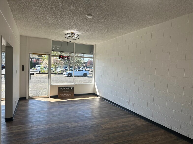 More Photos Of 510-520 Greenwood St, Junction City Restaurant For Sale