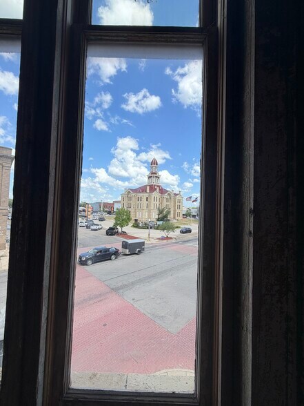 More Photos Of 327 N Main St, Bonham Office For Lease