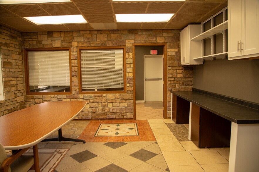More Photos Of 101 Ashworth Rd, West Des Moines Showroom For Sale