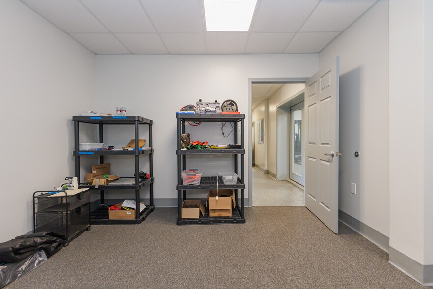 More Photos Of 5513 N Oxford St, Indianapolis Showroom For Lease