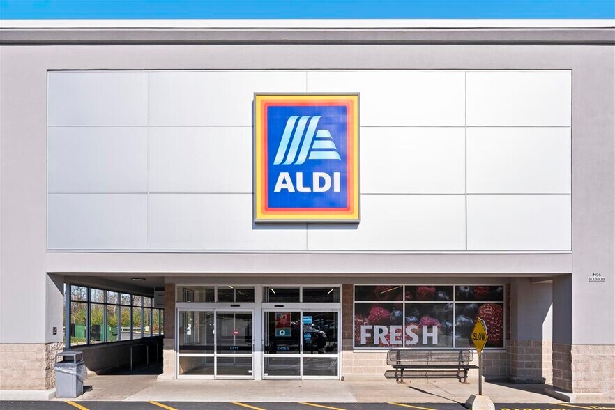 More Photos Of N96W18908 County Line Rd, Germantown General Retail For Lease