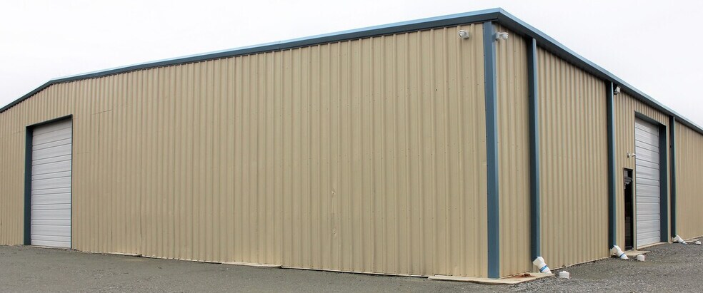 More Photos Of 106 Freedom Park Dr, Hubert Warehouse For Lease