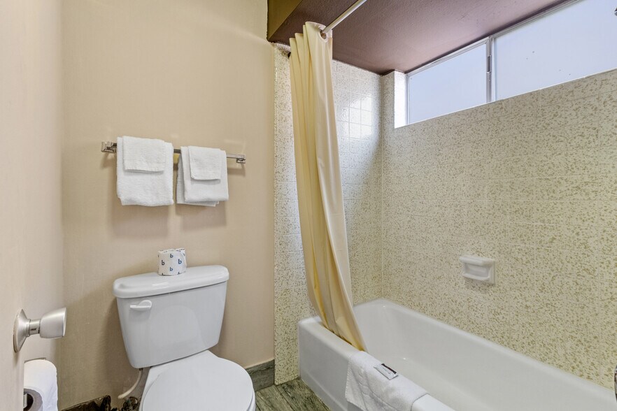 More Photos Of 1243 E Main St, Barstow Hotel For Sale