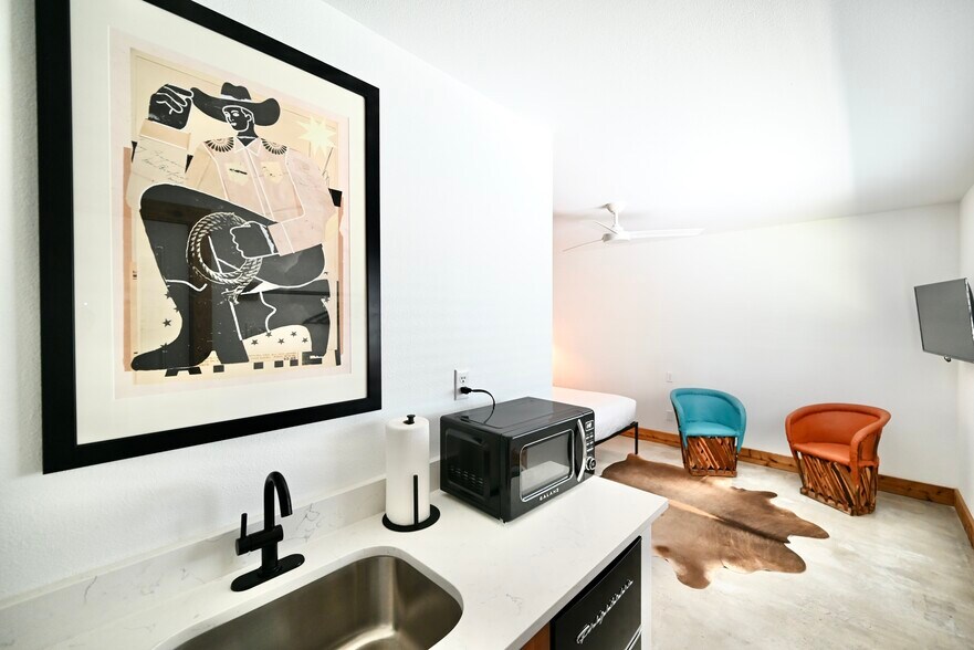 More Photos Of 902 Main St, Blanco Office Residential For Sale