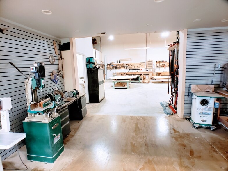 More Photos Of 215 N Redwood Rd, North Salt Lake Flex For Lease