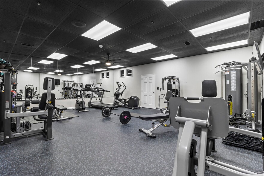 More Photos Of 525-545 Main St, Laurel Office For Lease