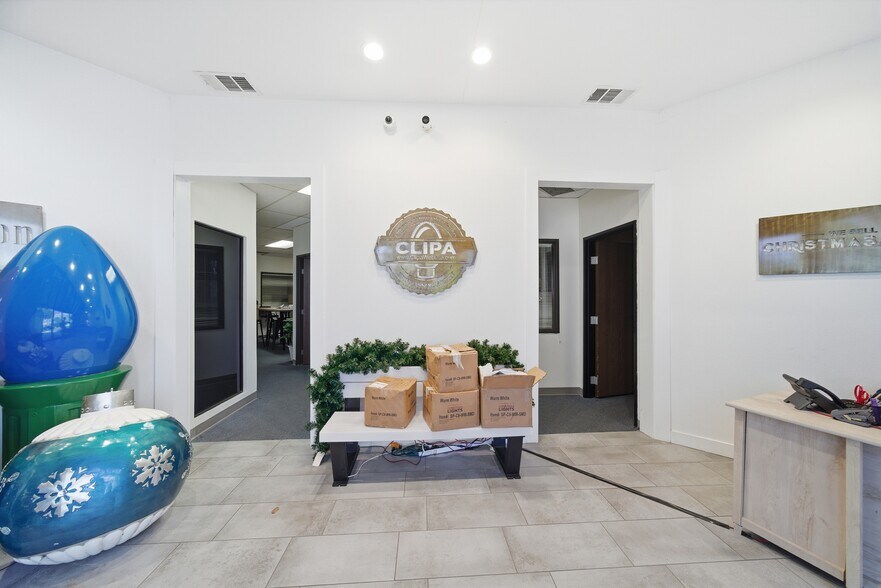 More Photos Of 8 Holland, Irvine Warehouse For Lease