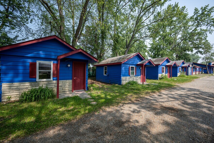 More Photos Of 8230 Highland Rd, White Lake Hotel For Sale