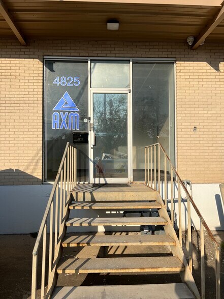 More Photos Of 4825 Top Line Dr, Dallas Manufacturing For Lease