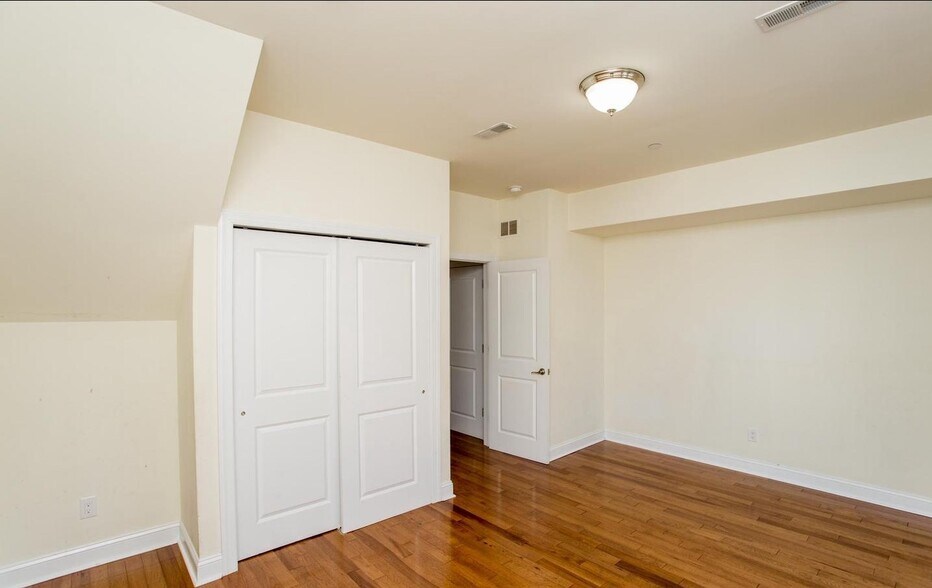 More Photos Of 1860 Frankford Ave, Philadelphia Storefront Retail Residential For Sale