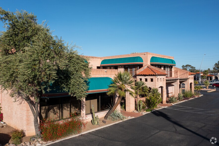More Photos Of 6842 E Tanque Verde Rd, Tucson Freestanding For Lease