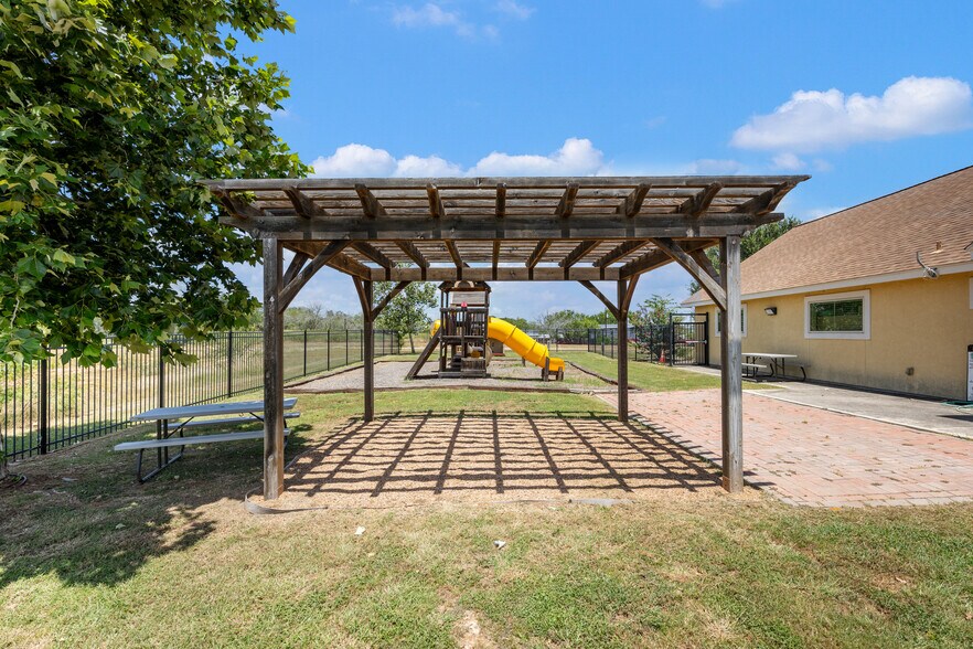 More Photos Of 140 Paloma Dr, Floresville Office For Sale