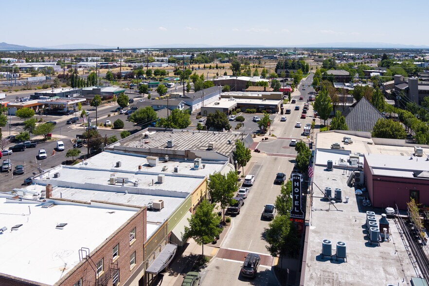 More Photos Of 552 SW 6th St, Redmond Bank For Sale