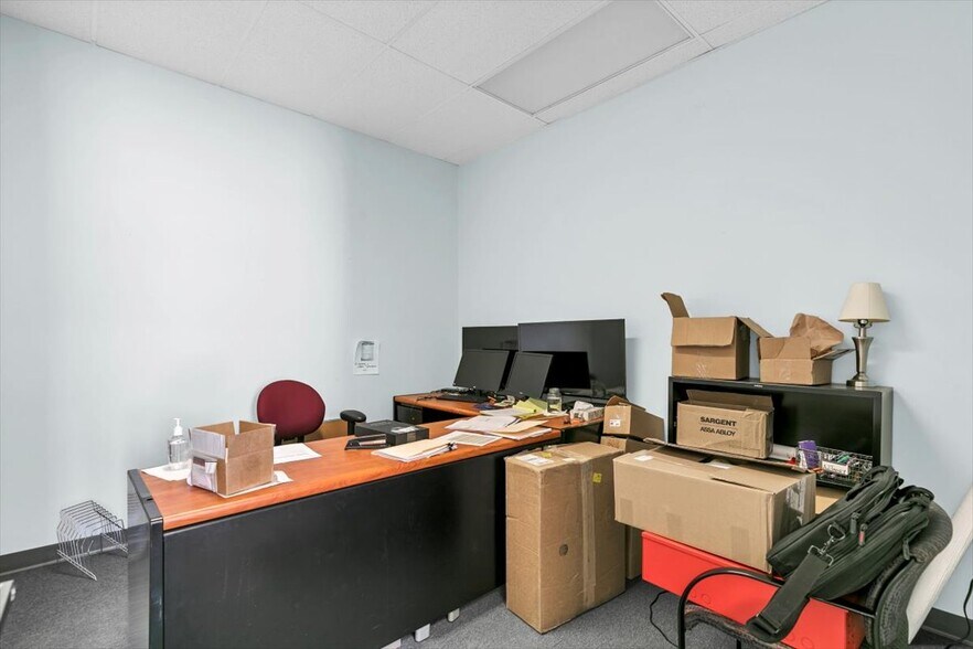 More Photos Of 118 Quinnipiac Ave, North Haven Warehouse For Lease