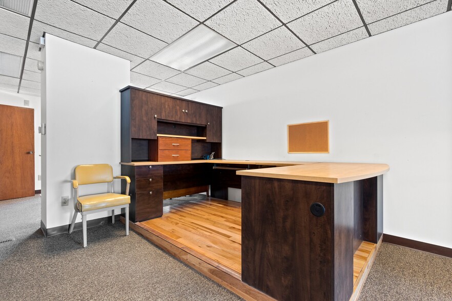 More Photos Of 1308 Washington St, Manitowoc Office For Sale