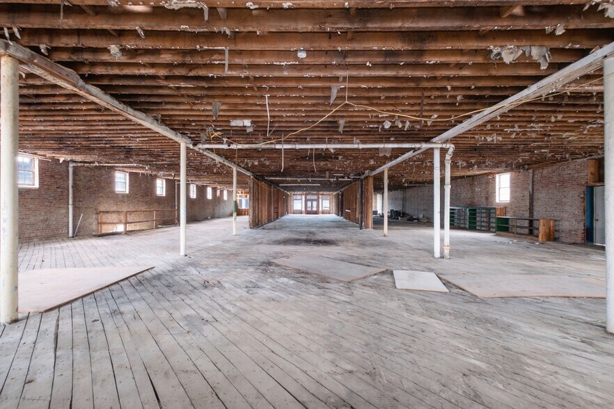 More Photos Of 1 Public Square Red Boiling Springs Sq, Lafayette Showroom For Sale