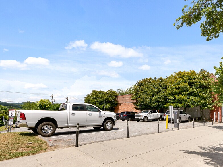 More Photos Of 125 S Main St, Hendersonville Storefront For Sale