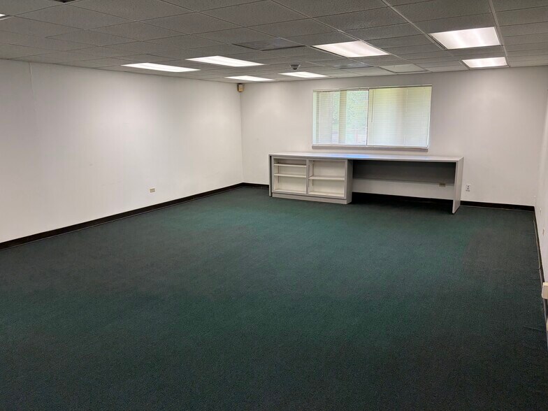 More Photos Of 130 W Armory Dr, South Holland Showroom For Sale