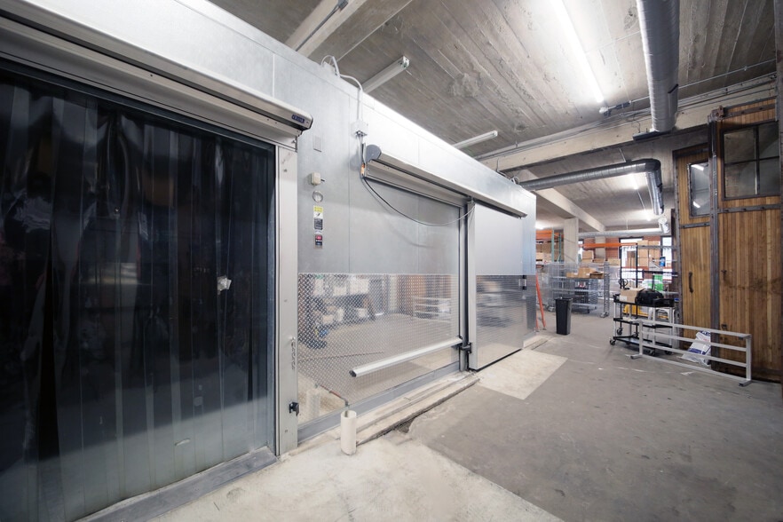 More Photos Of 900 W Cermak Rd, Chicago Warehouse For Lease