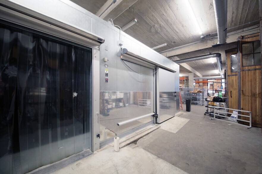 More Photos Of 900 W Cermak Rd, Chicago Warehouse For Lease