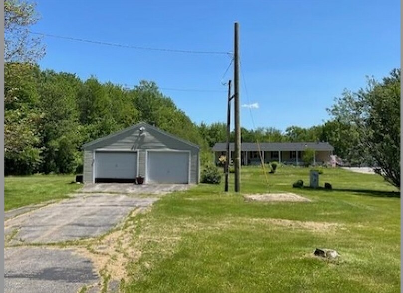 More Photos Of 34 Shaw Dr, Rochester Flex For Sale