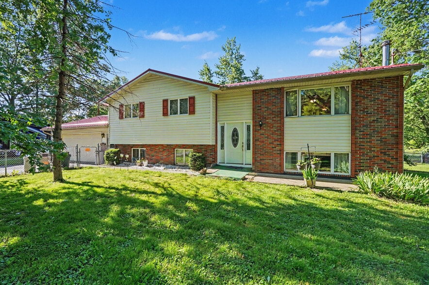 More Photos Of 4250 Herr Fieldhouse Rd, Southington Veterinarian Kennel For Sale