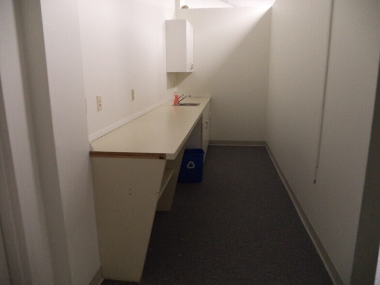 More Photos Of 1117 Elm St, Manchester Office For Lease