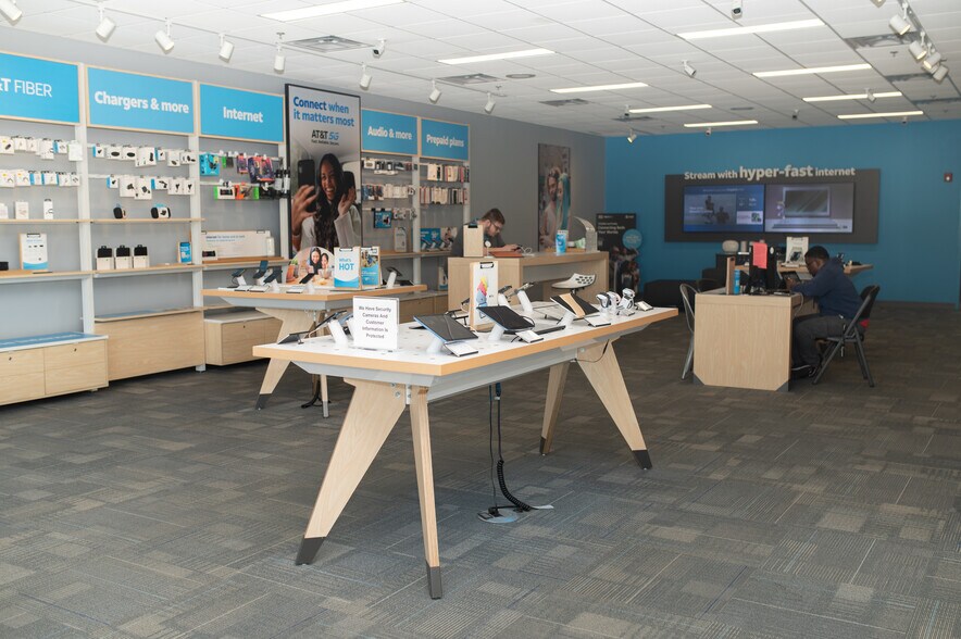 More Photos Of 637-705 E State Road 32, Westfield Storefront For Sale