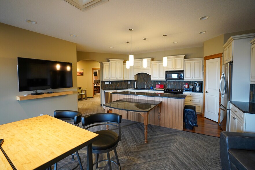 More Photos Of 952 Boulder Blvd, Stony Plain Warehouse For Lease
