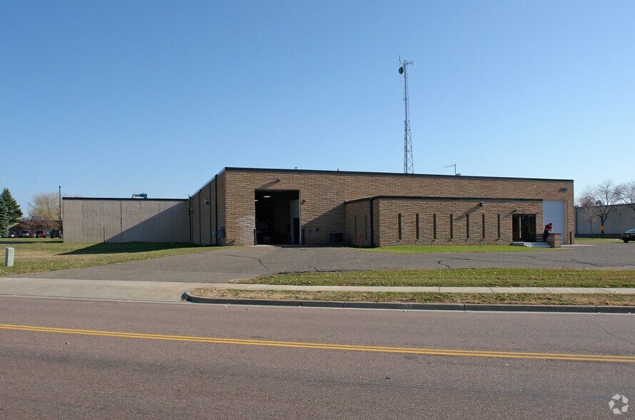 More Photos Of 7955 Wallace Rd, Eden Prairie Manufacturing For Lease