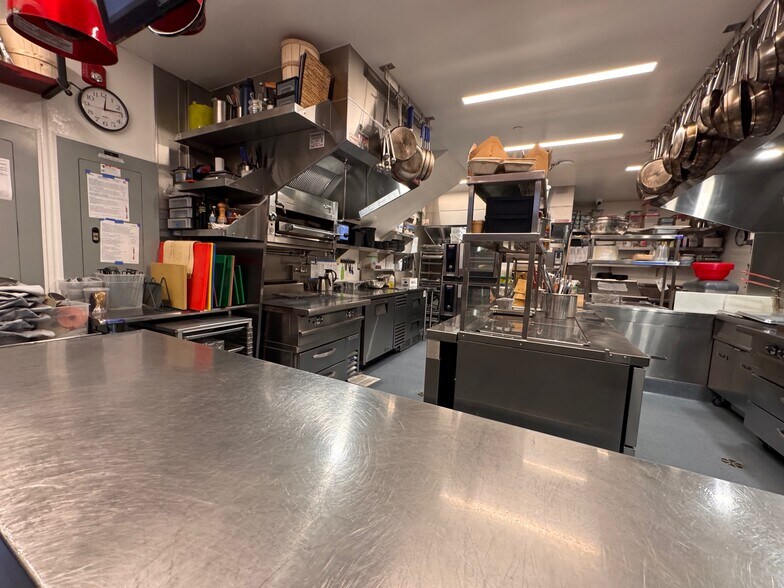 More Photos Of 3273 Helms Ave, Culver City General Retail For Lease