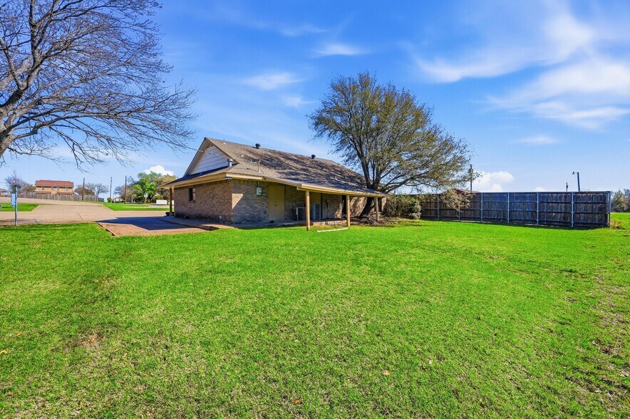 More Photos Of 216 Dalton Dr, DeSoto Office For Lease