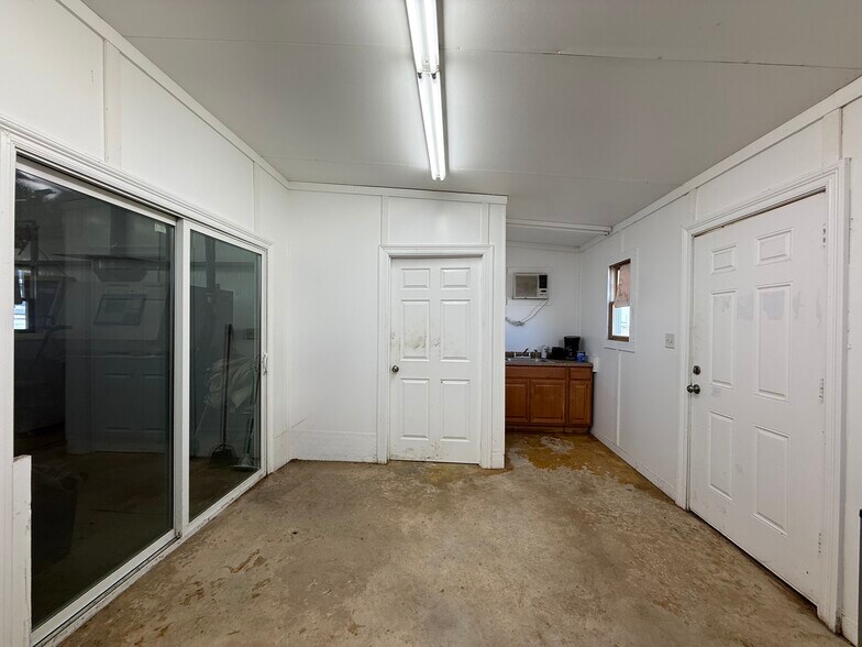 More Photos Of 6549 Interstate 35, Valley View Unknown For Lease