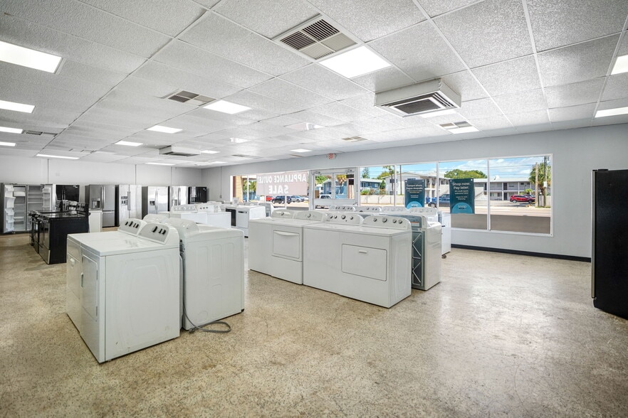 More Photos Of 3090 Bee Ridge Rd, Sarasota Convenience Store For Sale
